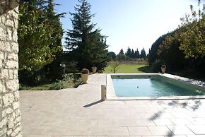 Holiday Home in Le Thor With Private Pool