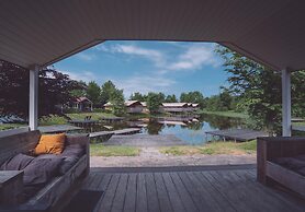 Pondside Stay w/ Kitchen