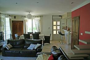 Villa in Reillanne With Private Pool