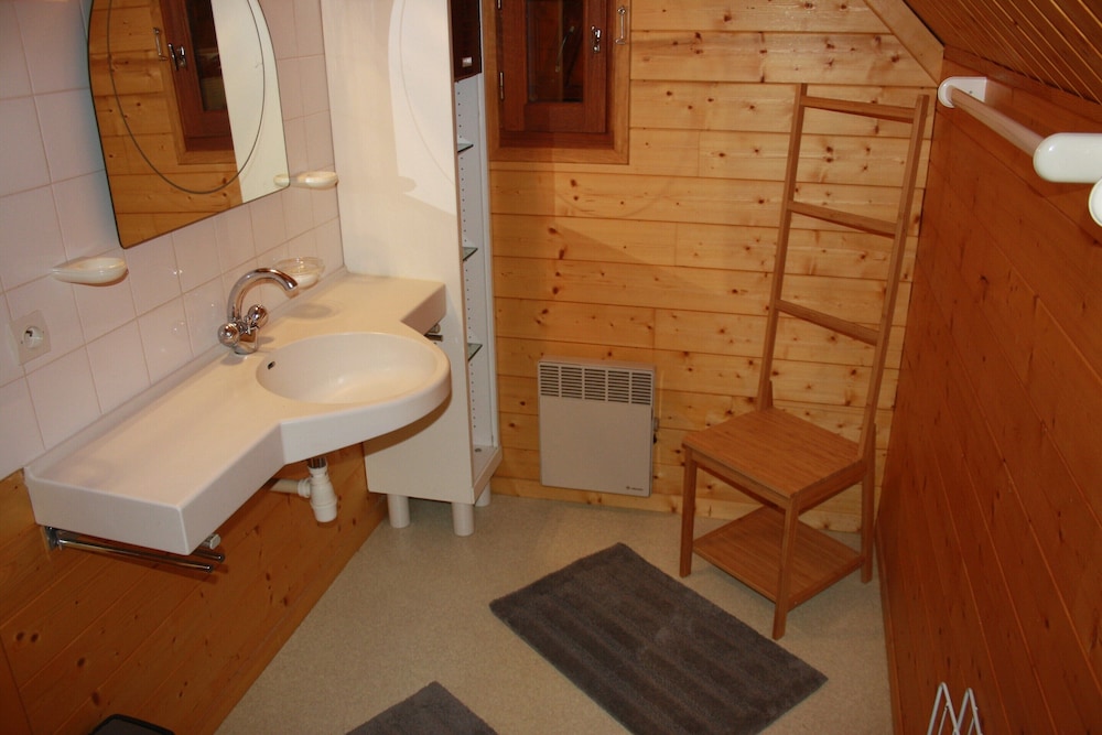 Lakeside Escape for 6 Guests