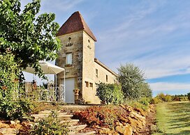 Beautiful Holiday Home With Swimming Pool