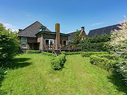 Quaint Holiday Home in Friesland by the Lake