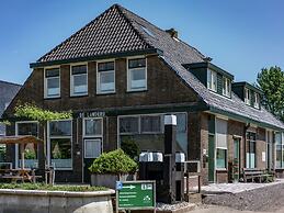 Quaint Holiday Home in Friesland by the Lake