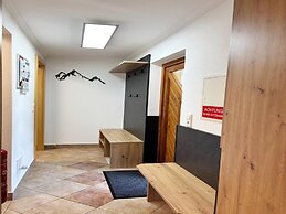 Sunny Alpine Apartment by the Slopes