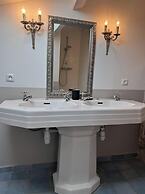 Villa in Saignon With Pool and Scenic Views