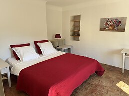 Villa in Saignon With Pool and Scenic Views
