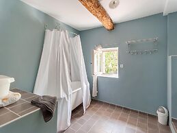 Villa in Saignon With Pool and Scenic Views