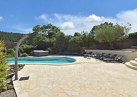Luxe Villa in Montbrun