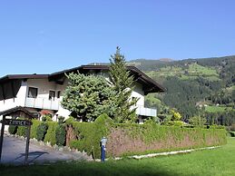 Cozy Apartment in Aschau im Zillertal near Ski Lift