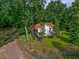 Country House With Fireplace at Bedafse Bergen