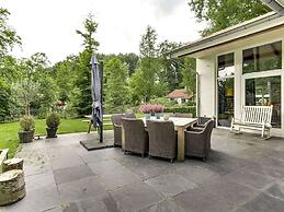 Country House With Fireplace at Bedafse Bergen