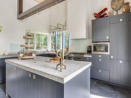 Country House With Fireplace at Bedafse Bergen