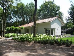 Country House With Fireplace at Bedafse Bergen