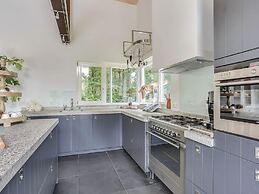 Country House With Fireplace at Bedafse Bergen