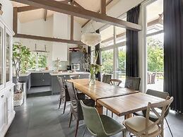 Country House With Fireplace at Bedafse Bergen