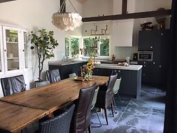 Country House With Fireplace at Bedafse Bergen