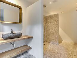 Country House With Fireplace at Bedafse Bergen