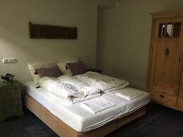 Country House With Fireplace at Bedafse Bergen