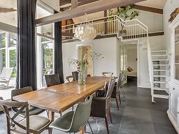 Country House With Fireplace at Bedafse Bergen