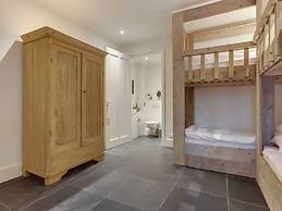 Country House With Fireplace at Bedafse Bergen