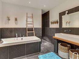 Country House With Fireplace at Bedafse Bergen