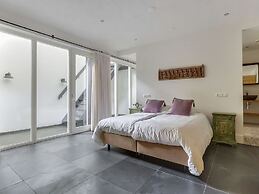 Country House With Fireplace at Bedafse Bergen