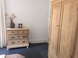 Country House With Fireplace at Bedafse Bergen