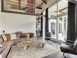 Country House With Fireplace at Bedafse Bergen