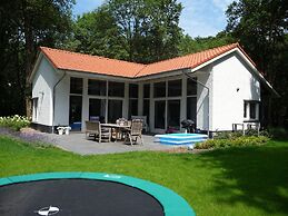 Country House With Fireplace at Bedafse Bergen