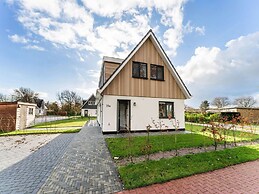 Lovely Villa With Sauna Near De Koog
