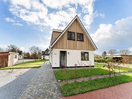 Lovely Villa With Sauna Near De Koog