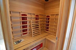 Hideaway: Sauna, Tennis & Trampoline