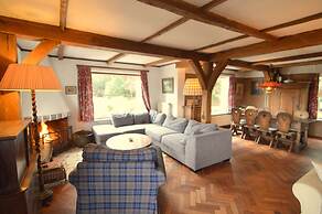 Hideaway: Sauna, Tennis & Trampoline