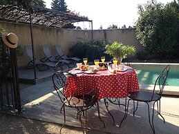 Farmhouse in Carpentras With Pool