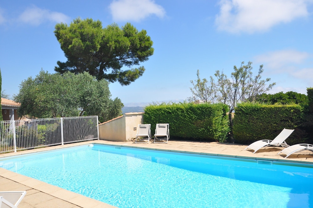 Villa Near Les Etangs de Bages Lake