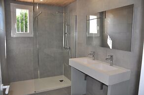 Villa Near Les Etangs de Bages Lake