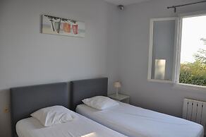Villa Near Les Etangs de Bages Lake