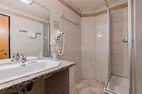 Hotel Rothirsch by Skinetworks