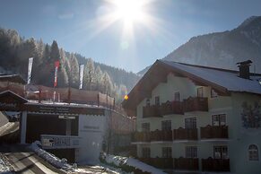 Hotel Rothirsch by Skinetworks