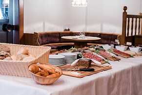 Hotel Rothirsch by Skinetworks