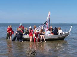 Cozy Chalet with Dishwasher near Wadden Sea