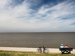 Cozy Chalet with Dishwasher near Wadden Sea