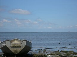 Cozy Chalet with Dishwasher near Wadden Sea