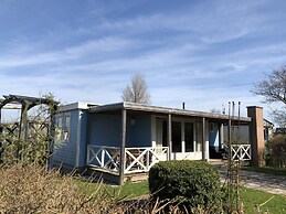 Cozy Chalet with Dishwasher near Wadden Sea