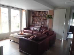 Cozy Chalet with Dishwasher near Wadden Sea