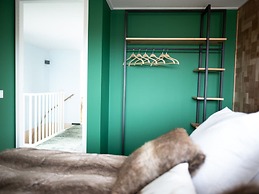 Modern, Trendy Nature Theme Lodge, Near the Sea