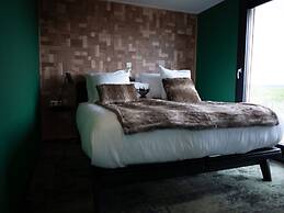 Modern, Trendy Nature Theme Lodge, Near the Sea