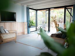 Modern, Trendy Nature Theme Lodge, Near the Sea