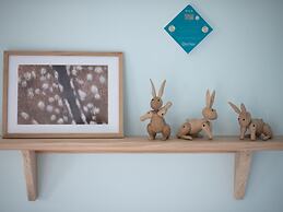 Modern, Trendy Nature Theme Lodge, Near the Sea