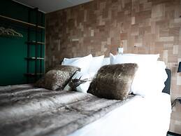 Modern, Trendy Nature Theme Lodge, Near the Sea